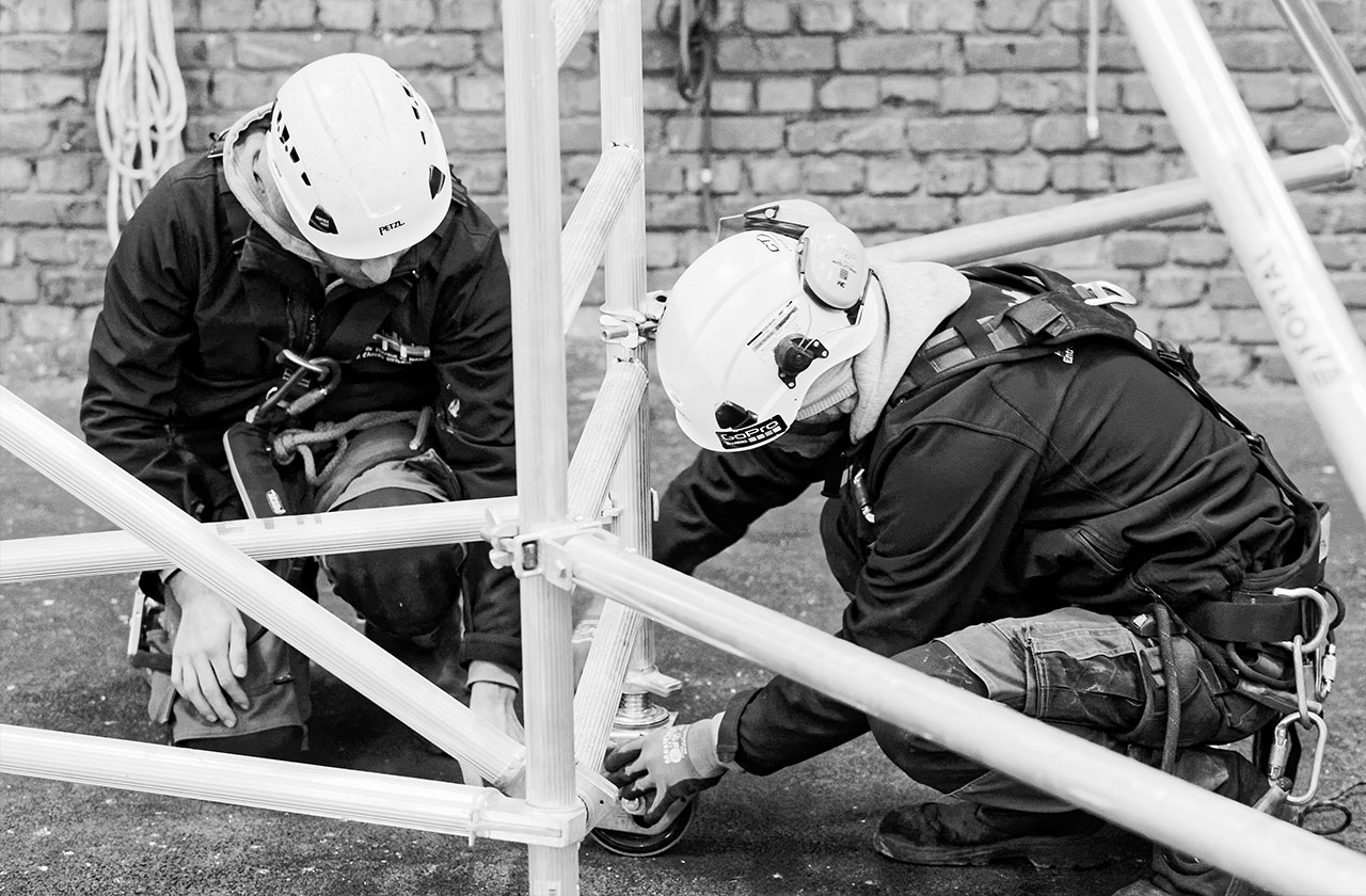 image d'apprenants montant un échafaudage roulant