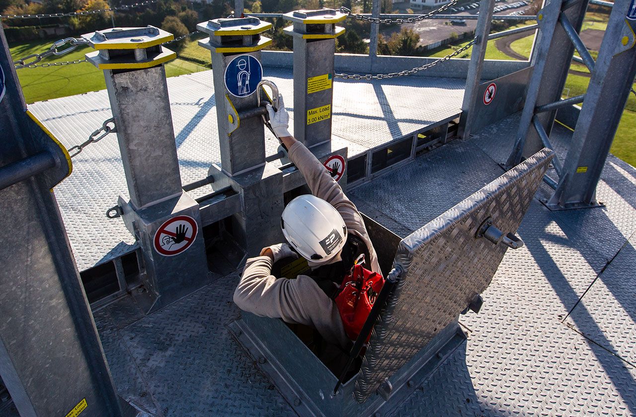 image travail en hauteur. Technicien se sécurise avec une longe antichute