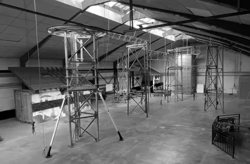 Centre de formation Jarnias à Leforest, structures intérieures équipées pour l’entraînement aux travaux sur cordes et échafaudages
