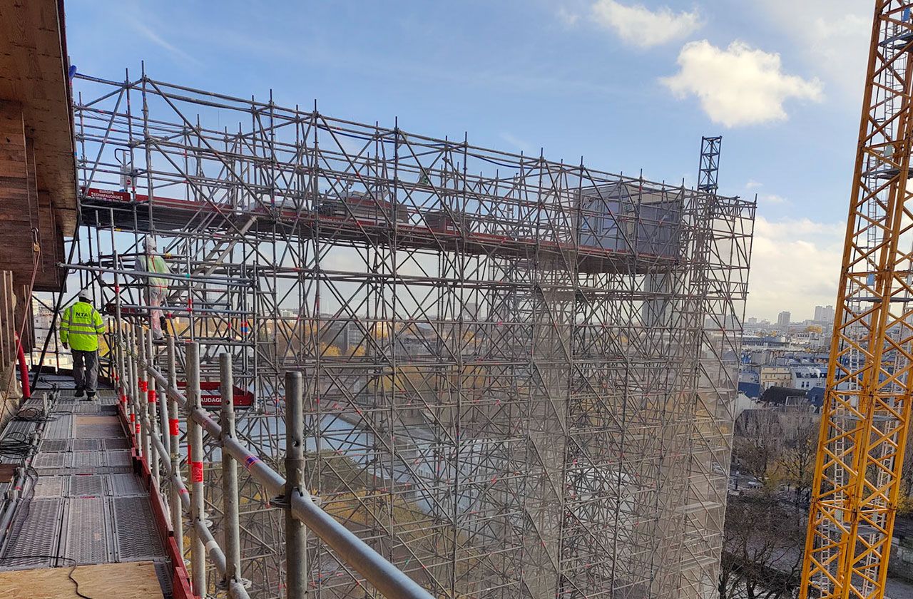 échafaudage métallique sur un chantier en hauteur