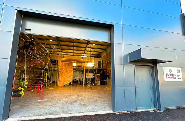 Centre Jarnias Formation de Valence, vue de l’entrepôt équipé pour les formations cordistes et échafaudages
